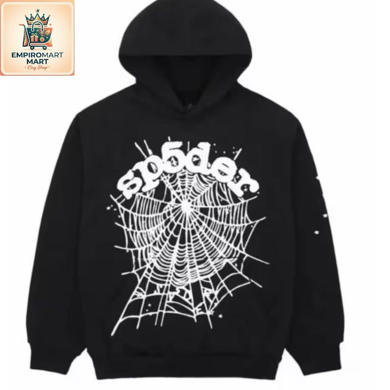 Puede incluir: Una sudadera con capucha negra que presenta un gran gr&aacute;fico blanco en la parte delantera. El gr&aacute;fico muestra un dise&ntilde;o de telara&ntilde;a con el texto sp5der arqueado en la parte superior. La sudadera tiene mangas largas y un bolsillo frontal.