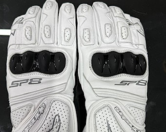 Guanti da moto Alpinestars SP8 in pelle bianca, con protezioni rigide sulle nocche, ideali per motociclisti.