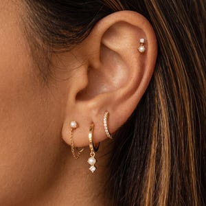 Conjunto de pendientes chapados en oro de 18 quilates, joyería apilable con circonitas cúbicas, pendientes de aro pequeños y colgantes con cadena, pendientes minimalistas de capas, regalo para ella.