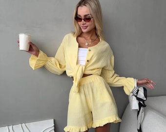 Dames zomerpak van mousseline met een blouse en een short met ruches