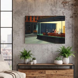Puede incluir: Una impresión de arte mural rectangular que representa Nighthawks de Edward Hopper, con un restaurante iluminado de noche, un exterior oscuro, un mostrador rojo largo y cuatro figuras. El letrero sobre la ventana muestra el texto PHILLIES.