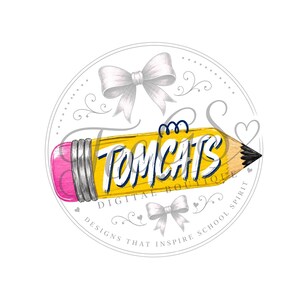 Może przedstawiać: Grafika żółtego ołówka z różową gumką i srebrną skuwką, zawierająca biały napis TOMCATS na środku. Projekt jest zamknięty w okrągłej ramce z dwiema szarymi kokardkami oraz napisem DIGITAL BOUTIQUE DESIGNS THAT INSPIRE SCHOOL SPIRIT.
