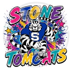 Puede incluir: Un diseño gráfico que presenta una mascota de tigre musculoso con una camiseta azul con la letra S, rodeado por un fondo de salpicaduras de pintura coloridas, estrellas y el texto STONE TOMCATS en letras negritas y multicolores.