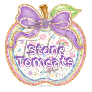 Puede incluir: Un diseño gráfico con forma de manzana que presenta un lazo morado en la parte superior y una hoja verde. El centro muestra el texto Stone Tomcats en letras moradas sobre un fondo de corazones, estrellas, nubes y arcoíris en tonos pastel.