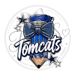 Könnte beinhalten: Eine grafische Illustration mit einem blauen Stift mit dunkelblauer Fliege, gekrönt von einer weißen Schleife. Das Wort Tomcats ist in einer fetten, weißen und dunkelblauen Schrift über den Stift geschrieben. Zwei dunkelblaue und weiße Sterne sind seitlich angebracht.