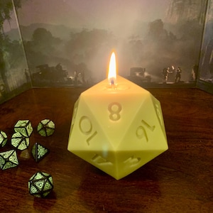 D&D-Geschenk für Spieler | Grüne D20-Goblin-Kerze | Würfelform | Duft nach Pflaume und Rhabarber | Handgegossen | Geschenk für Tabletop-Rollenspieler | Geekige Deko