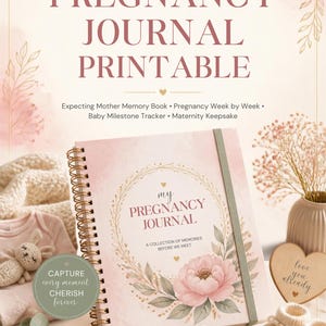 Peut inclure: Un journal de grossesse à reliure spirale avec une couverture florale rose portant le texte My Pregnancy Journal, A Collection of Memories Before We Meet. Le journal est entouré d'objets pour bébé, dont un petit jouet tricoté, des chaussons et une échographie.