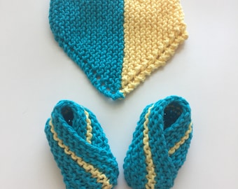 baby boy booties and bib set,coming home outfit,knit,cotton booties and dribble bib set,baby gift,baby shower gift,blue,yellow,new mom gift