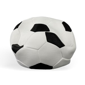 Op de afbeelding: Een zacht, rond voetbalvormig kussen met het klassieke patroon van zwarte en witte vijfhoeken en zeshoeken. Het oppervlak heeft een textielafwerking met zichtbare stiknaden die elke geometrische vorm duidelijk omlijnen.