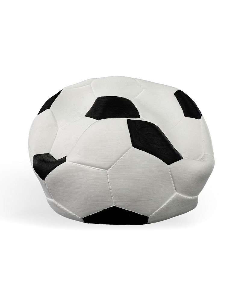 Op de afbeelding: Een zacht, rond voetbalvormig kussen met het klassieke patroon van zwarte en witte vijfhoeken en zeshoeken. Het oppervlak heeft een textielafwerking met zichtbare stiknaden die elke geometrische vorm duidelijk omlijnen.