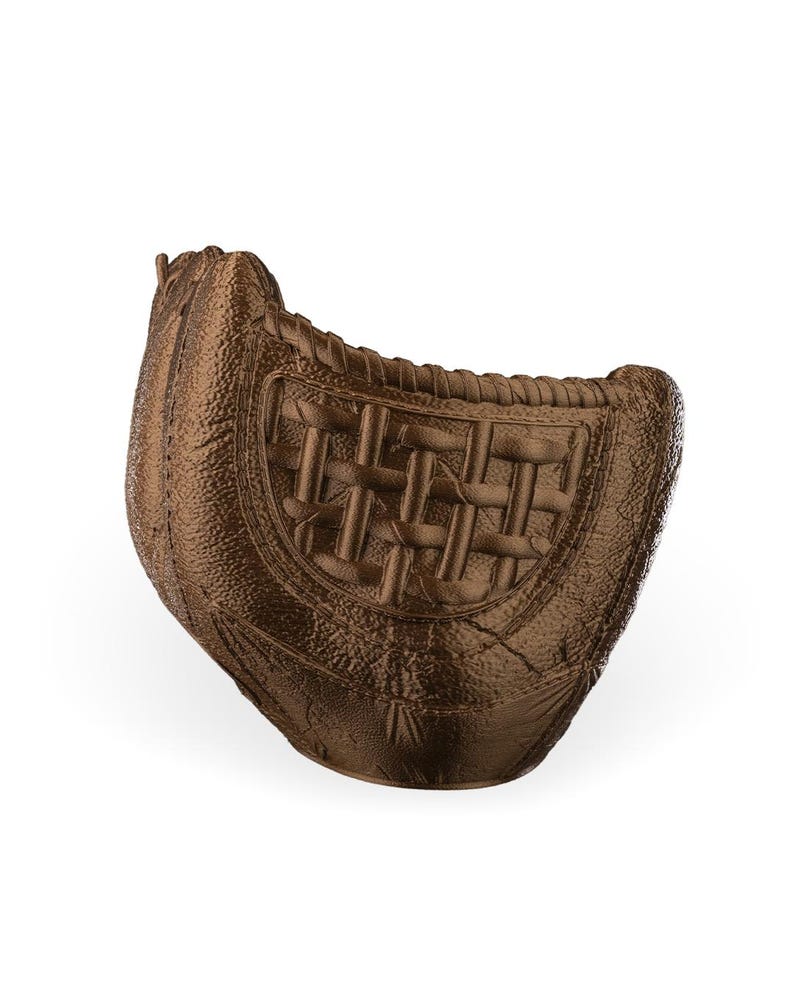 Puede incluir: Una secci&oacute;n de bolsillo de guante de b&eacute;isbol de cuero texturizado en color bronce que presenta un patr&oacute;n trenzado distintivo en el panel central. El art&iacute;culo muestra una forma curva semicircular con costuras visibles en los bordes y una superficie rugosa.
