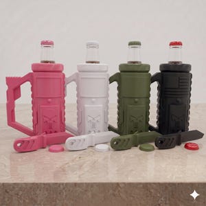 Pode incluir: Quatro suportes para garrafas nas cores rosa, branco, verde-oliva e preto, cada um com um emblema de caveira, uma al&ccedil;a lateral e um abridor de garrafas correspondente. Cada suporte cont&eacute;m uma garrafa de vidro com tampa de metal.