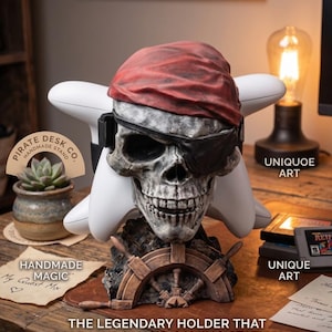 Peut inclure: Un support de casque de jeu en forme de crâne avec un bandana rouge et un cache-œil noir. La base est conçue comme une roue de navire en bois. Le support maintient un casque de jeu blanc. Le texte sur l'image inclut PIRATE DESK CO., UNIQUE ART, HANDMADE MAGIC et THE LEGENDARY HOLDER THAT COMMANDS YOUR GAMING STATION.