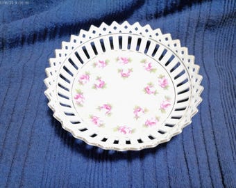 1930s Schumann Bavaria reticulated plate featuring a delicate pink rose pattern and intricate gold-trimmed pierced lattice edges.