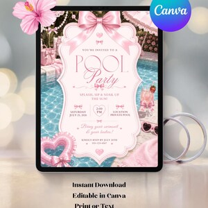 Puede incluir: Una plantilla de invitación digital para una fiesta en la piscina en la pantalla de una tableta. El diseño presenta una paleta de colores rosa con un lazo grande en la parte superior, un flotador en forma de corazón, un cóctel y el texto Pool Party, Splash, Sip & Soak Up The Sun.
