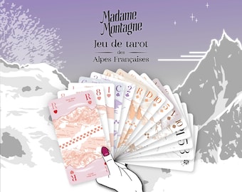 Könnte beinhalten: Ein Fächer aus Madame Montagne Jeu de tarot des Alpes Françaises Karten mit Illustrationen von Berglandschaften in Rosa-, Weiß- und Orangetönen, wobei Zahlen und Farbsymbole in einer klaren Schriftart auf jede Karte gedruckt sind.