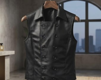 Könnte beinhalten: Eine schwarze ärmellose Weste mit doppelreihigem Vorderverschluss und zehn passenden schwarzen Knöpfen. Das Kleidungsstück hat einen spitzen Kragen, eine strukturierte Passform und eine glatte Oberfläche, präsentiert auf einem Holzkleiderbügel.