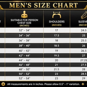 K&ouml;nnte beinhalten: Eine schwarz-goldene Gr&ouml;&szlig;entabelle mit der &Uuml;berschrift MEN'S SIZE CHART. Sie enth&auml;lt Spalten f&uuml;r Jackenbrust, Brustumfang, Schultern, &Auml;rmel, Armloch und Bizeps in Zoll und listet Gr&ouml;&szlig;en von XXXSmall bis XXXXXLarge mit den Werten auf.