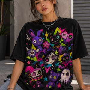 Koszulka z grafiką Weirdcore Gothic, koszulka z kolażem w neonowych kreskówkach, słodka i przerażająca koszulka alternatywna, emo punkowy streetwear, koszulka z grafiką maksymalistyczną