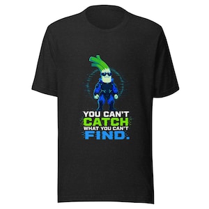 Könnte beinhalten: Ein schwarzes Kurzarm-T-Shirt mit einer Grafik eines Lauch-Charakters, der eine Sonnenbrille und einen blauen taktischen Anzug trägt. Unter der Figur steht der Text: YOU CAN'T CATCH WHAT YOU CAN'T FIND. Das Design enthält einen blauen Kreis.