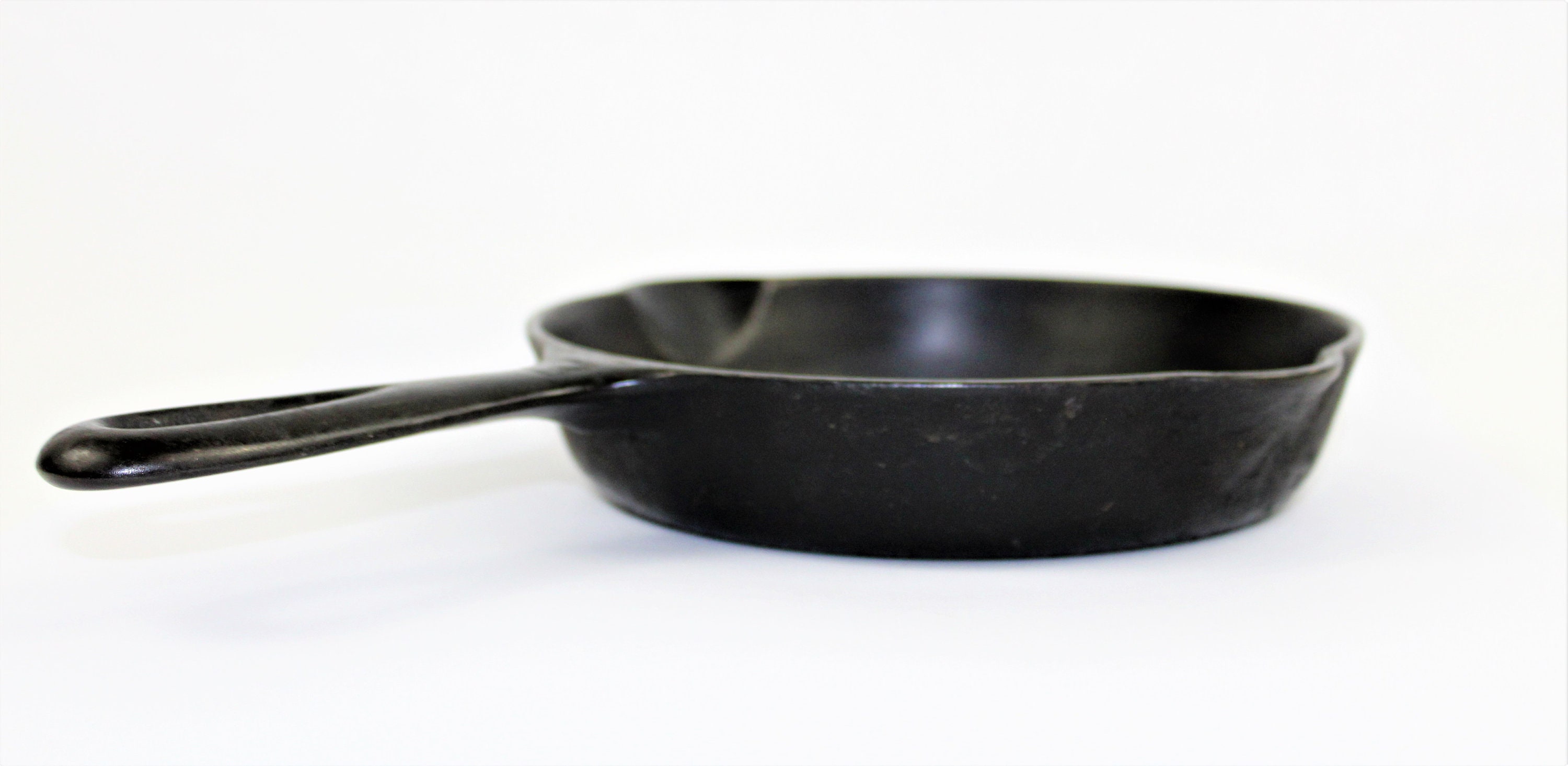 Collectible Cookware / Griswold No 3 / Cast Iron Skillet / Egg Skillet