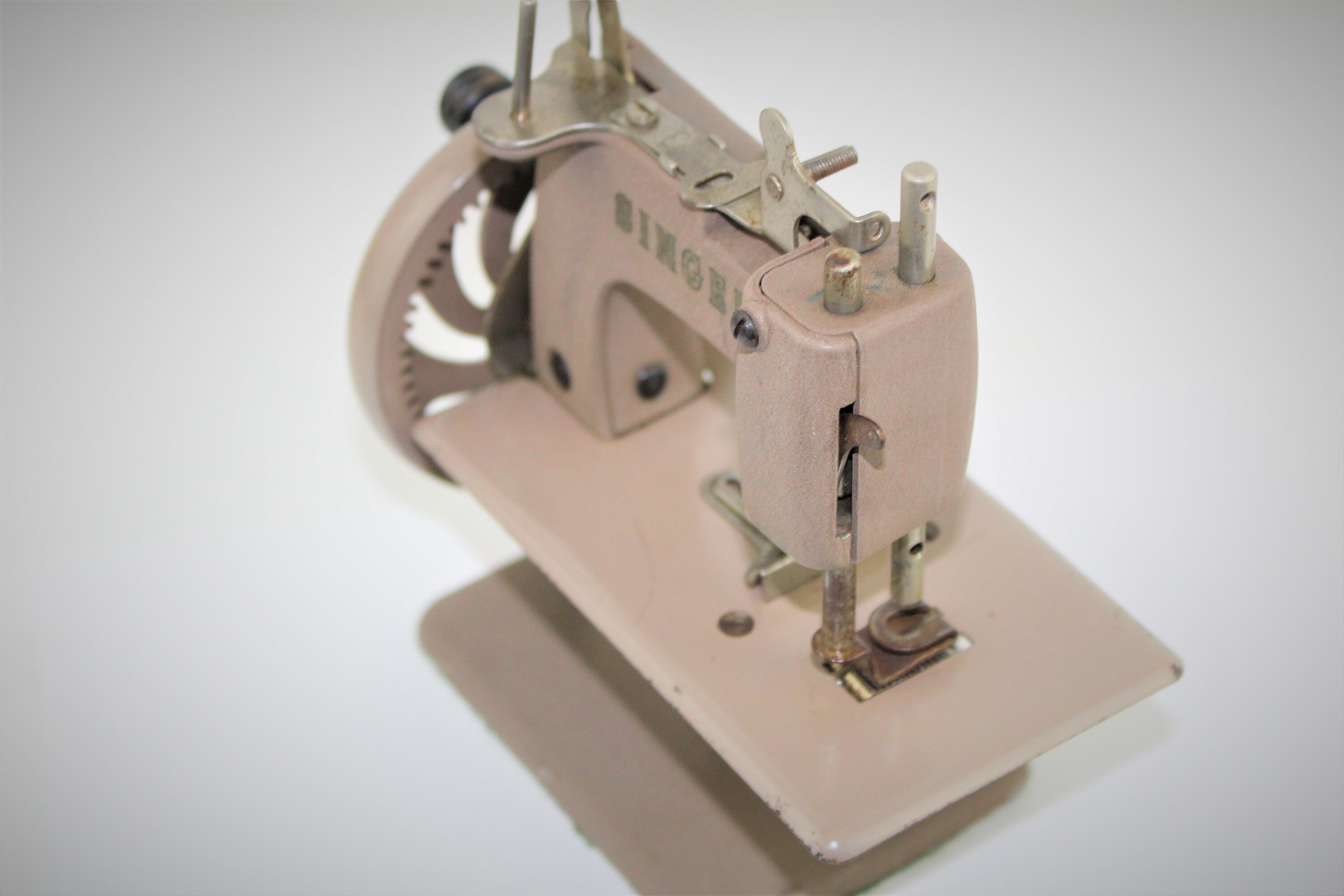 Singer Sewhandy Beige Crinkle Finish Model No. 20 Child’s Sewing Machine