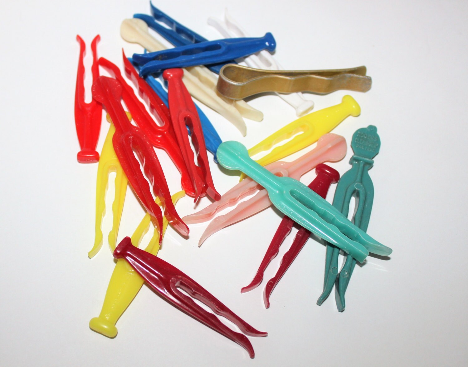 Vintage 1950s Plastic Clothespins Kordite, Bulldog and Rogers CleanGrip