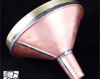 Imbuto industriale vintage in rame e ottone: strumento per versare metallo di grosso calibro