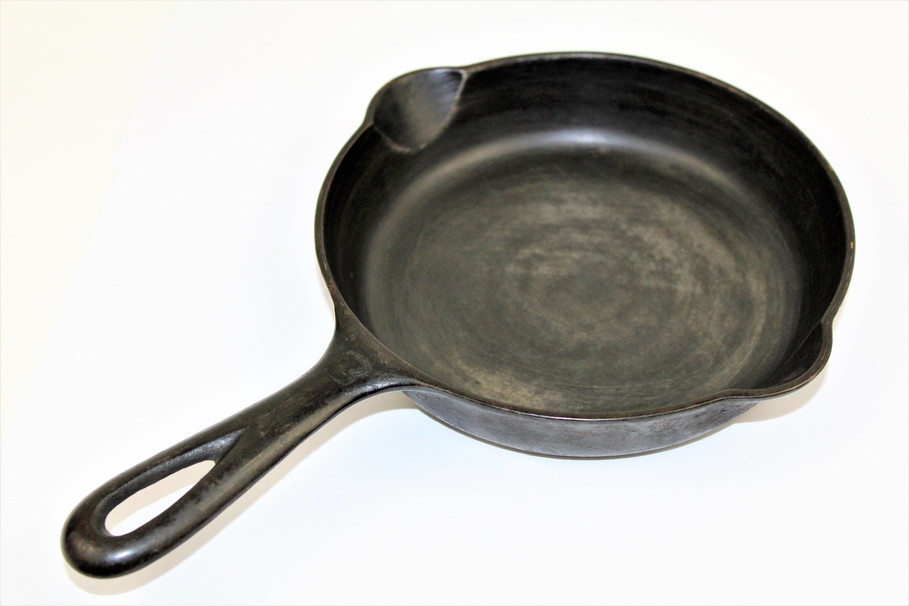 Collectible Cookware / Griswold No 3 / Cast Iron Skillet / Egg Skillet