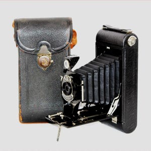 Antica macchina fotografica Kodak anni '20, n. 2C, macchina fotografica tascabile pieghevole con custodia per il trasporto