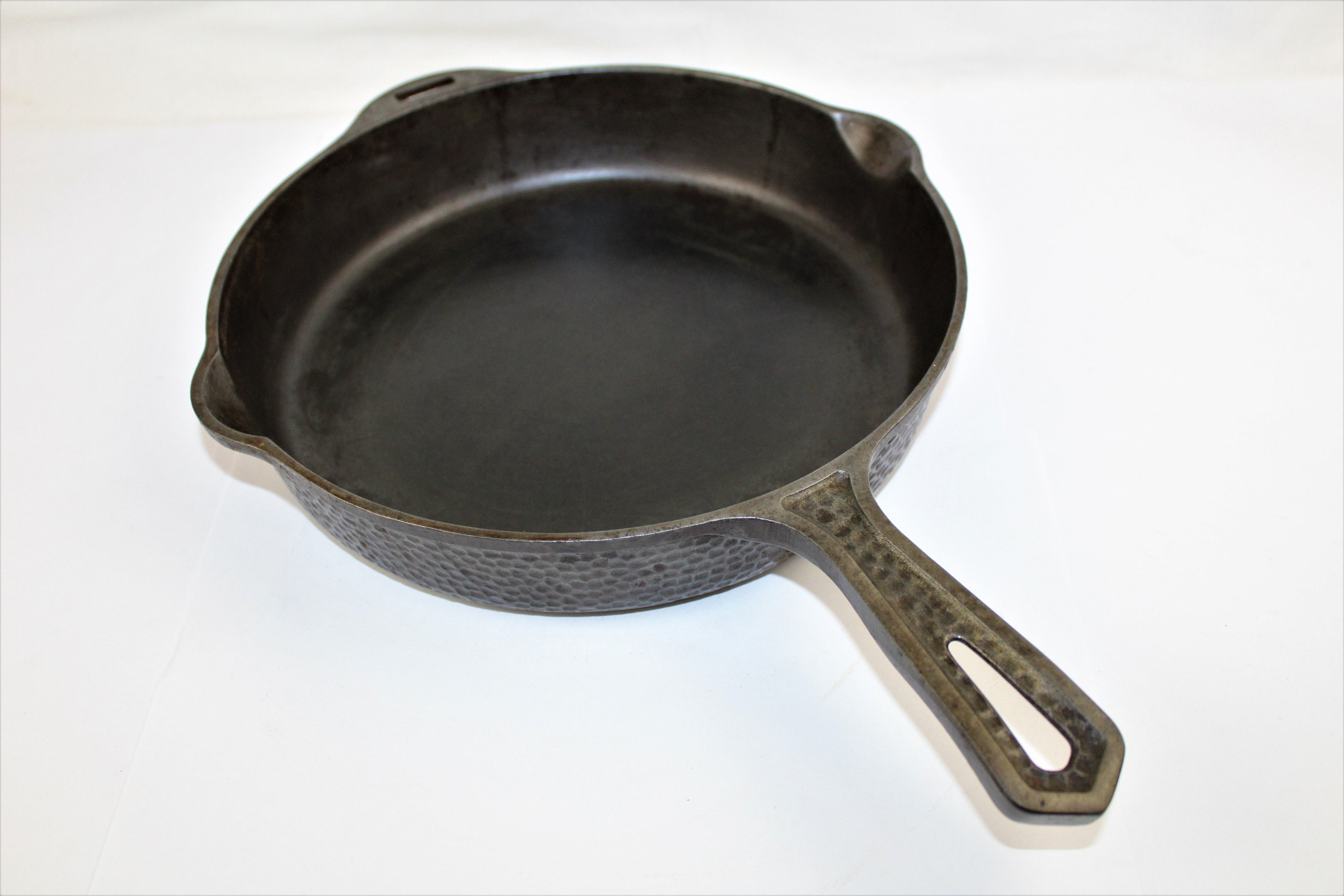 Griswold Cast Iron No 8 Chicken Fryer Skillet in a Hammered -  New  Zealand