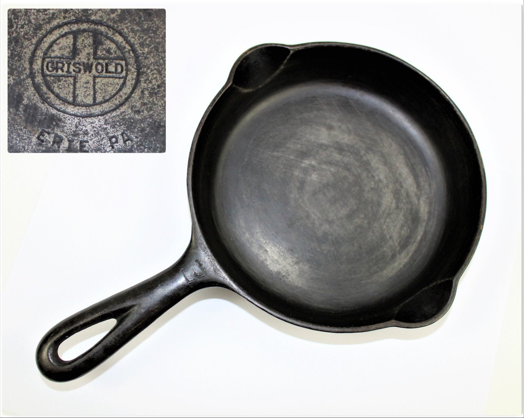 Collectible Cookware / Griswold No 3 / Cast Iron Skillet / Egg Skillet