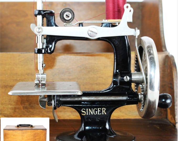 1920s Singer Model 20 Sewing Machine