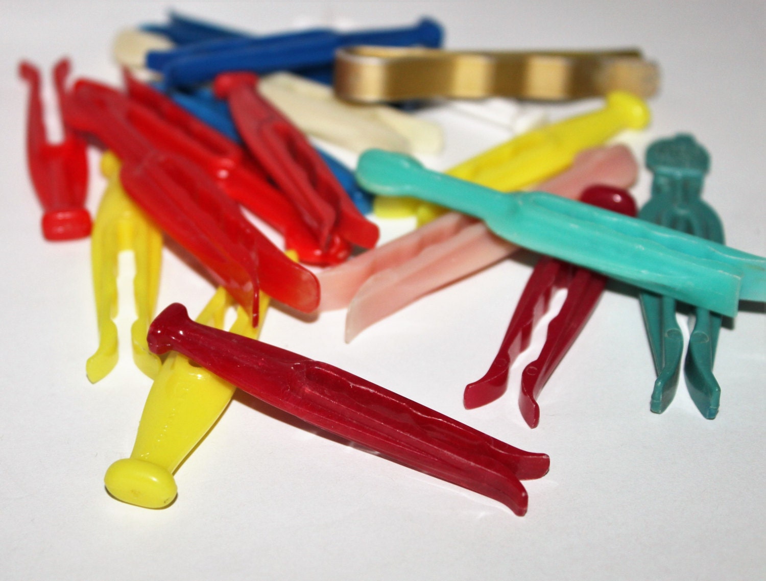 Vintage 1950s Plastic Clothespins Kordite, Bulldog and Rogers CleanGrip