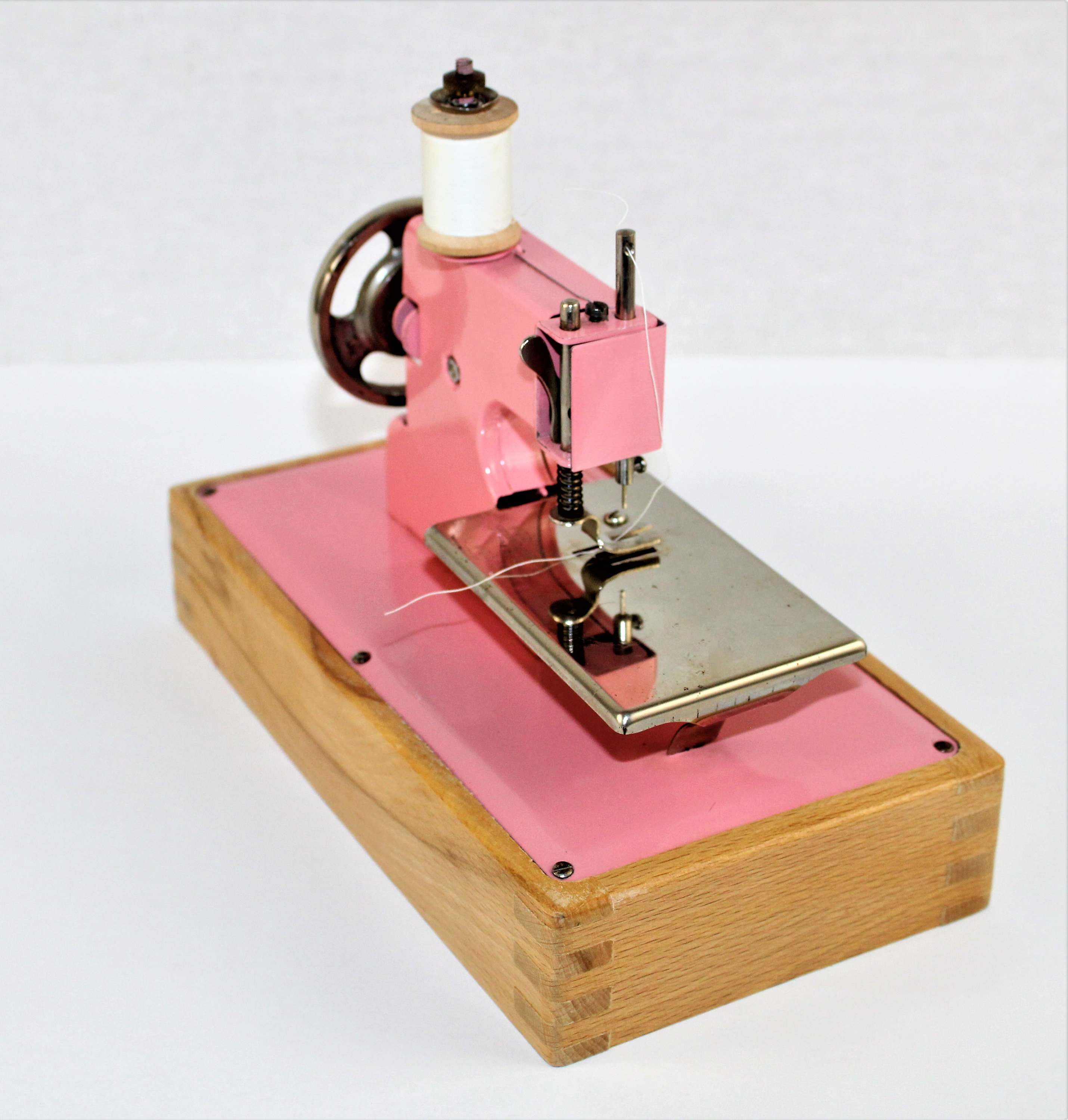 1945 KAYanEE, SEW MASTER Child’s Sewing Machine, Pink Sewing Machine