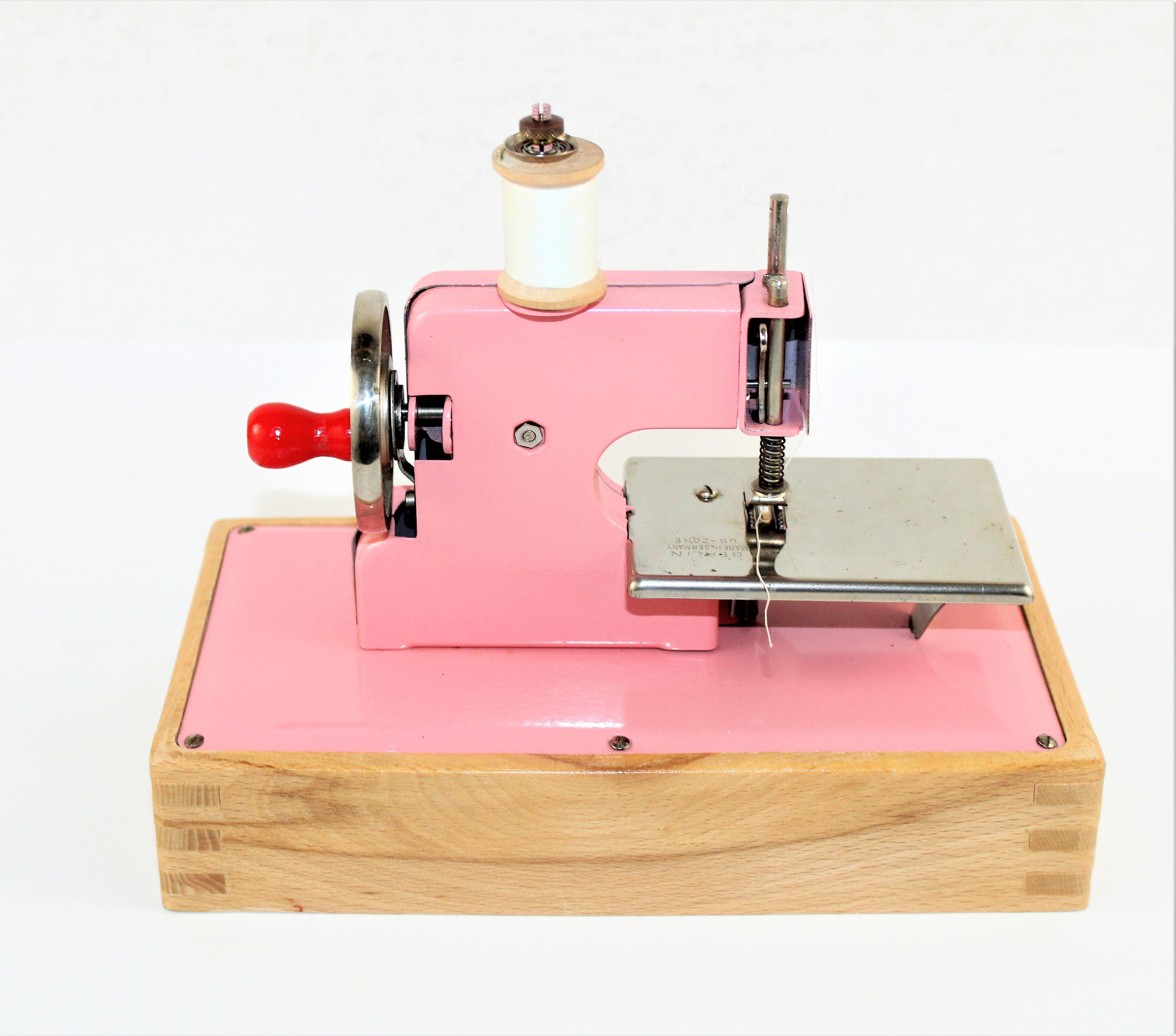 1945 KAYanEE, SEW MASTER Child’s Sewing Machine, Pink Sewing Machine