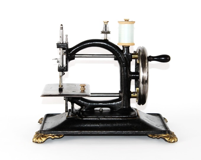 Rare 1860s Solomon-Davis Hand Crank Sewing Machine: Antique London Collectible for Craft Enthusiasts