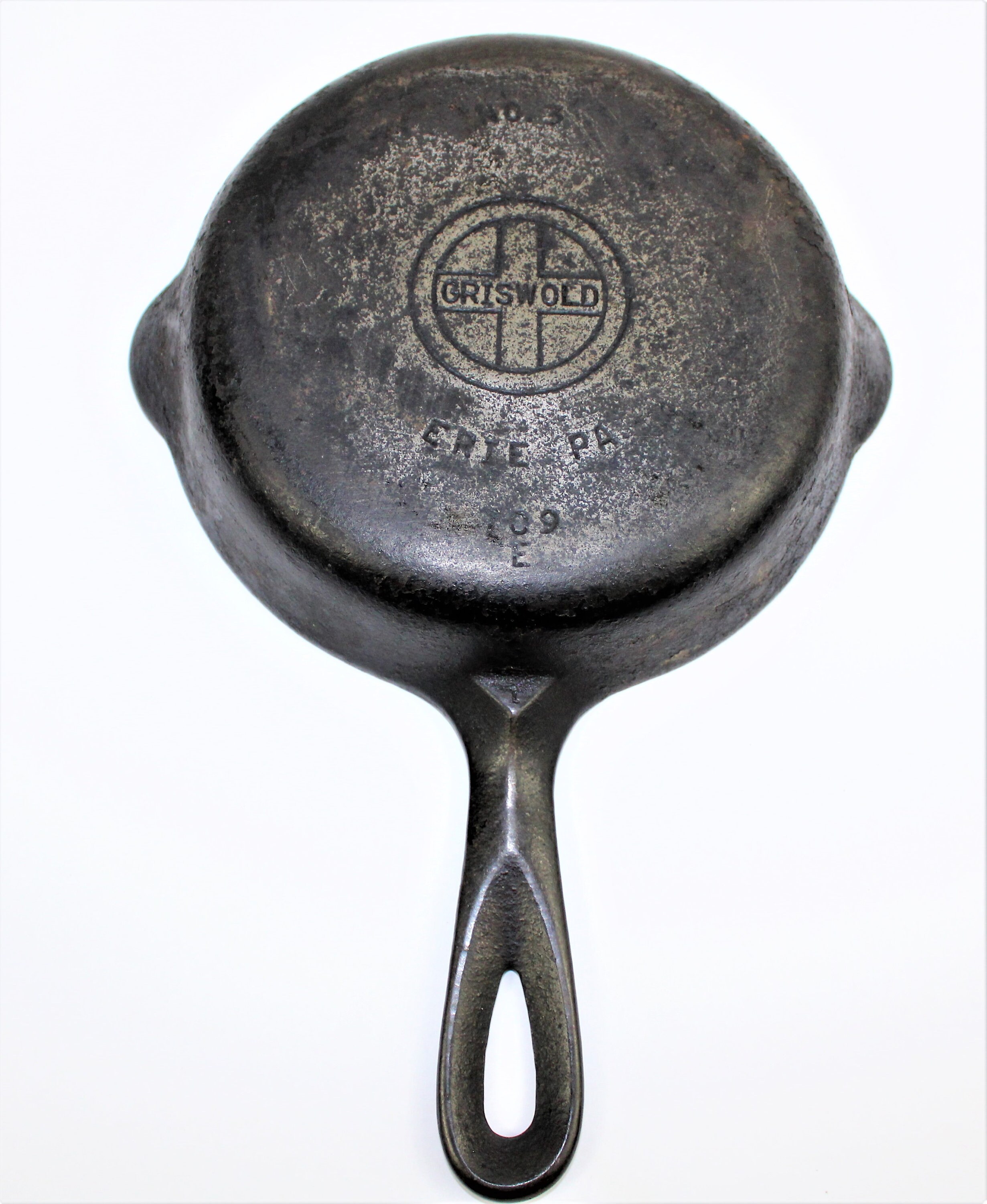 Collectible Cookware / Griswold No 3 / Cast Iron Skillet / Egg Skillet