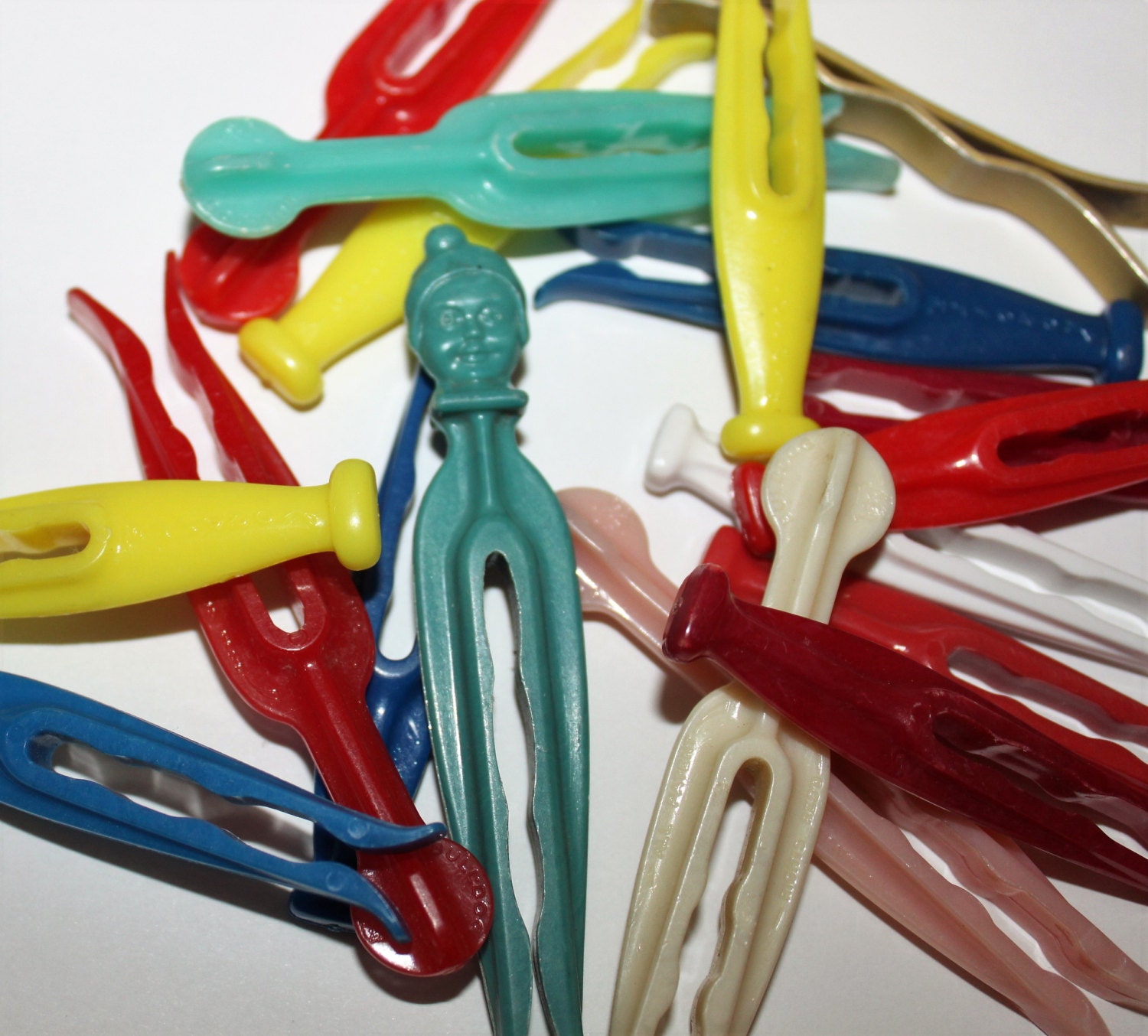 Vintage 1950s Plastic Clothespins Kordite, Bulldog and Rogers CleanGrip