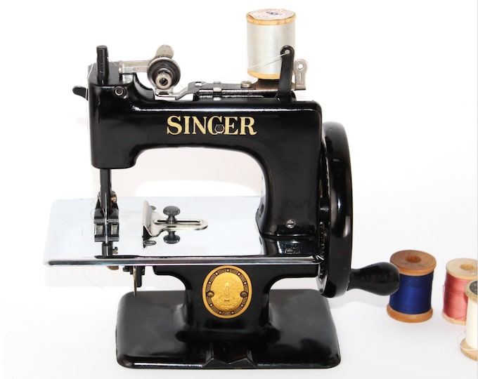 Vintage 1950s Singer Sewhandy Sewing Machine Model #20