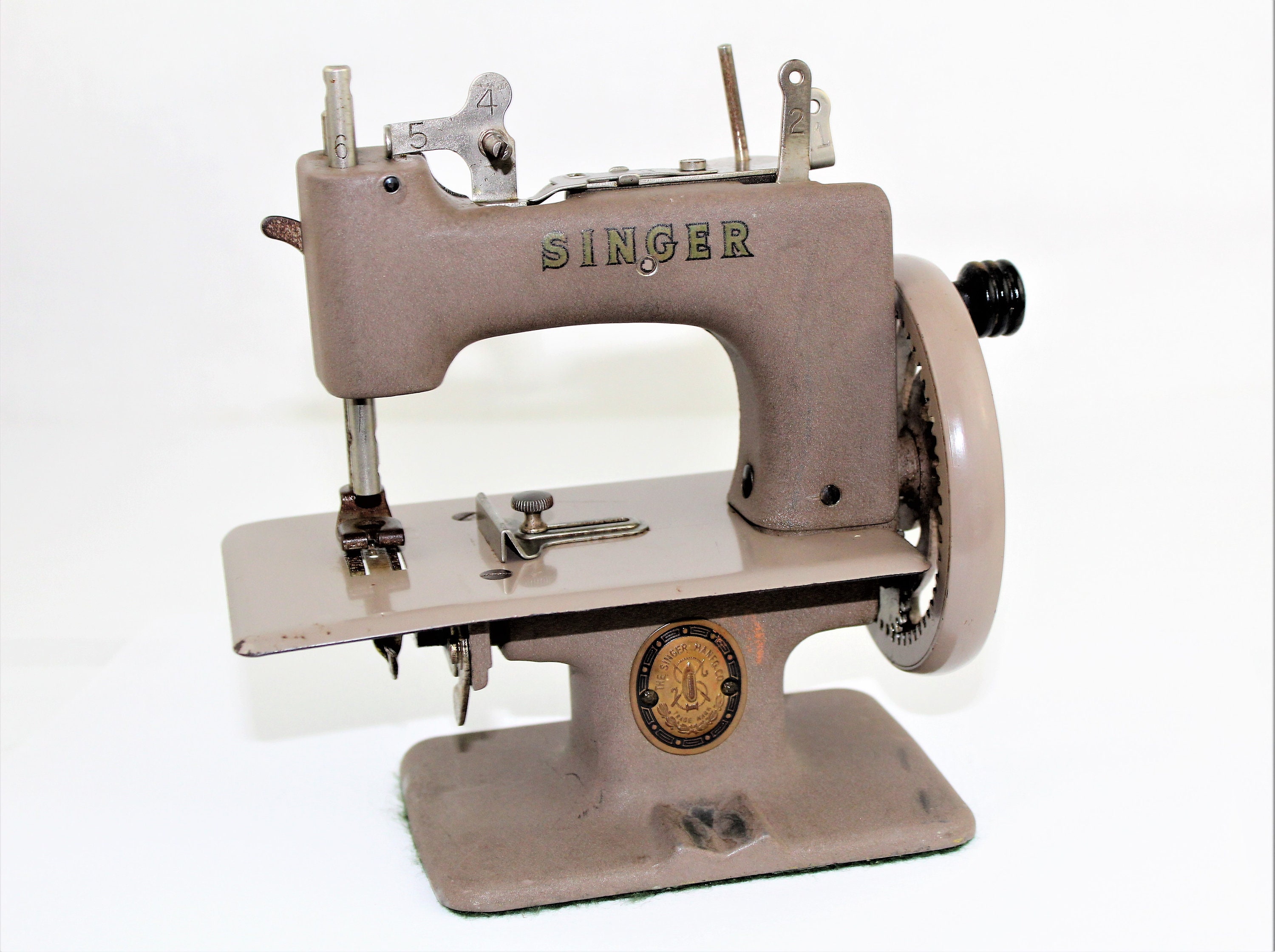 Singer Sewhandy Beige Crinkle Finish Model No. 20 Child’s Sewing Machine