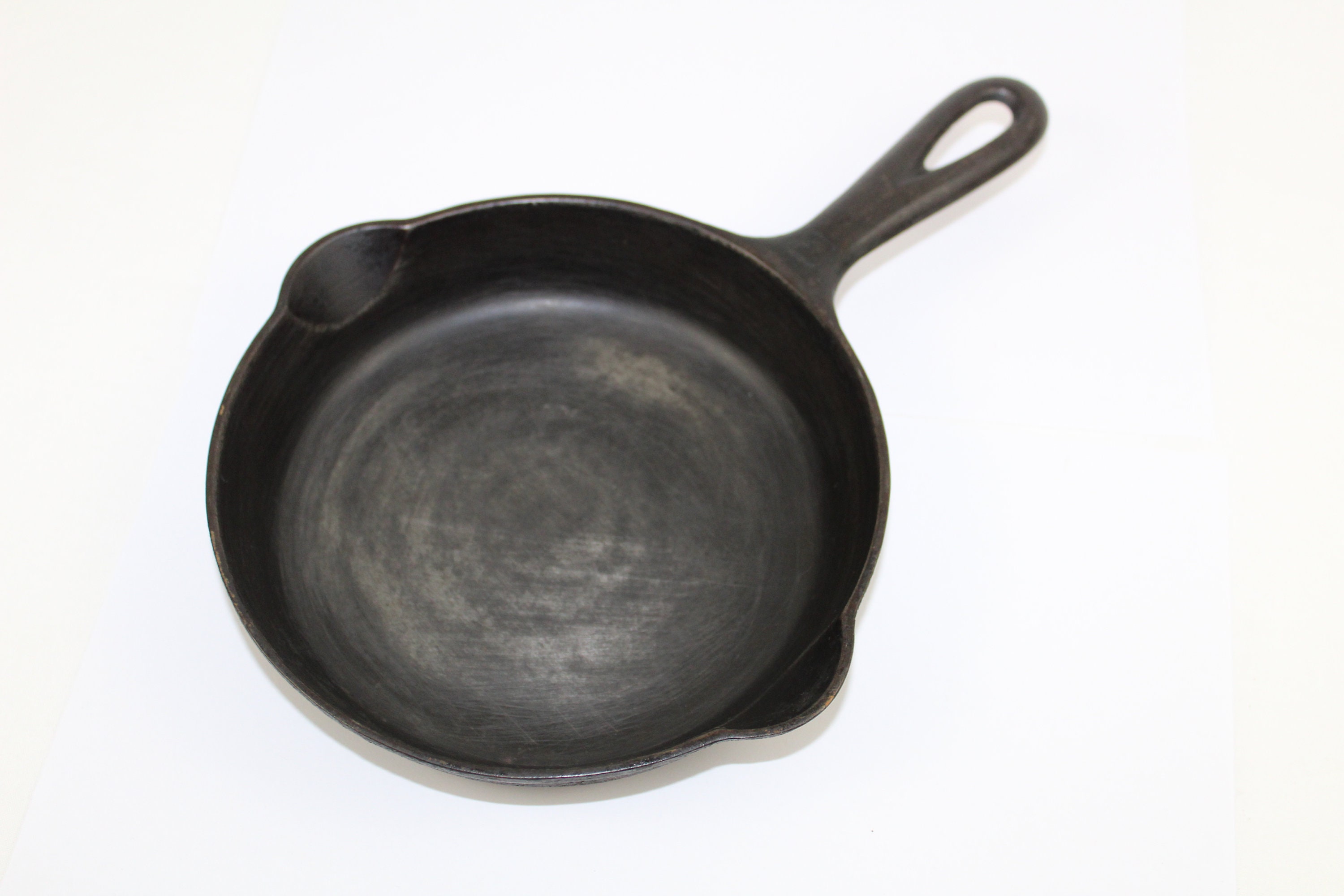 Collectible Cookware / Griswold No 3 / Cast Iron Skillet / Egg Skillet