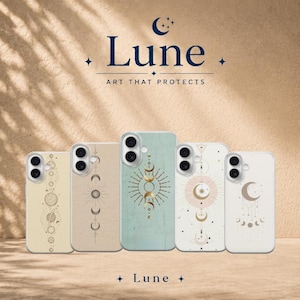 Può includere: Cinque cover per cellulari con disegni celestiali che includono lune, soli e motivi planetari in linee dorate e scure. Le cover sono disposte in fila e presentano vari colori di sfondo come crema, beige, verde salvia e bianco.