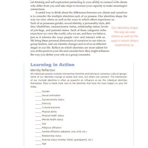 Peut inclure: Une page d'un manuel intitul&eacute;e Introduction to Group Work: A Multicultural Perspective, pr&eacute;sentant un texte sur la r&eacute;flexion identitaire, une liste de cat&eacute;gories pour l'auto-&eacute;valuation et la phrase en surbrillance : Our identities shape the way we view others as well as the ways in which others experience us.