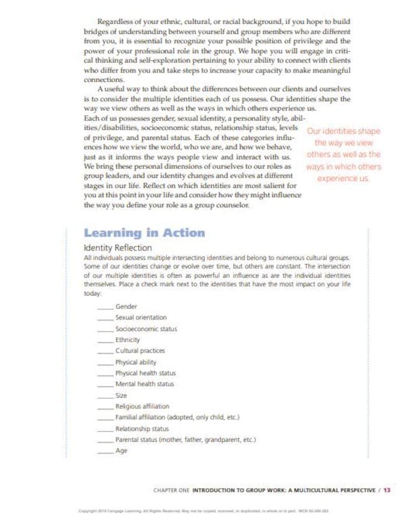 Peut inclure: Une page d'un manuel intitul&eacute;e Introduction to Group Work: A Multicultural Perspective, pr&eacute;sentant un texte sur la r&eacute;flexion identitaire, une liste de cat&eacute;gories pour l'auto-&eacute;valuation et la phrase en surbrillance : Our identities shape the way we view others as well as the ways in which others experience us.