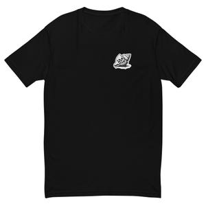 Può includere: Una t-shirt nera a maniche corte con una piccola grafica sulla parte superiore sinistra del petto. La grafica raffigura una conchiglia bianca con contorni e ombreggiature nere, contenente le lettere HYD in un carattere nero audace e stilizzato.