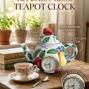 Peut inclure: Une théière en céramique blanche ornée de motifs de fruits et de feuilles peints à la main, surmontée d'un couvercle en forme de fraise. Une horloge analogique à chiffres romains est intégrée. Texte : VINTAGE COTTAGE KITCHEN GEM: TEAPOT CLOCK.