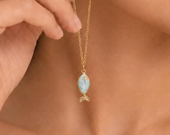 Collar con colgante de pez azul verdoso, latón chapado en oro de 22 quilates, joyería costera oceánica