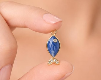Collar con colgante de pez jaspeado azul, latón chapado en oro de 22 quilates, encanto oceánico