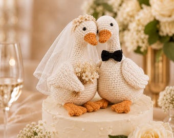 Custom Duck Wedding Cake Topper, Crochet Bride and Groom Geese Plush, Cute Animal Wedding Decor, Unique Anniversary Gift, Farmhouse Wedding